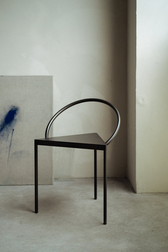 FRAMA-Triangolo Chair 單椅 FRAMA Triangolo Black Steel Context-09.jpg