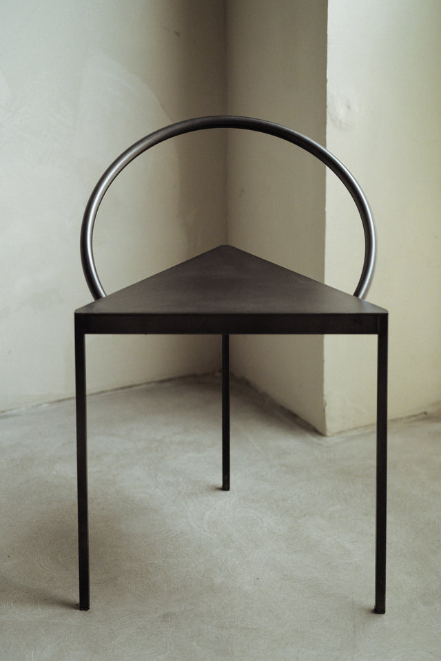FRAMA-Triangolo Chair 單椅 FRAMA Triangolo Black Steel Context-01.jpg