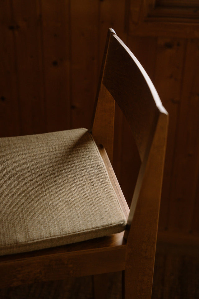 FRAMA-Bar Chair 01 Cushion 吧台椅 FRAMA Bar Chair 01 Cushion Context Image 11.jpg
