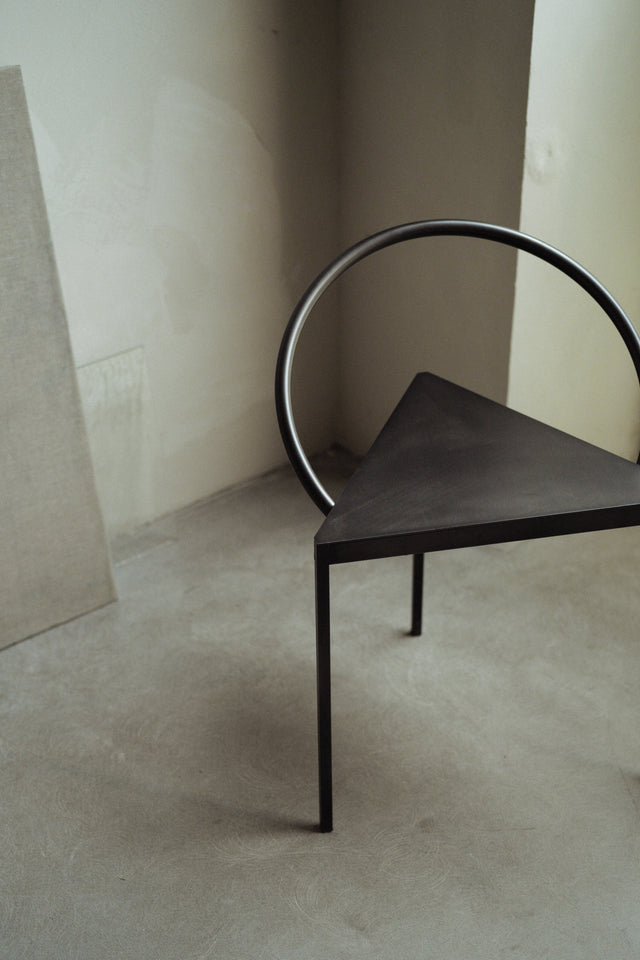 FRAMA-Triangolo Chair 單椅 FRAMA Triangolo Black Steel Context-07.jpg