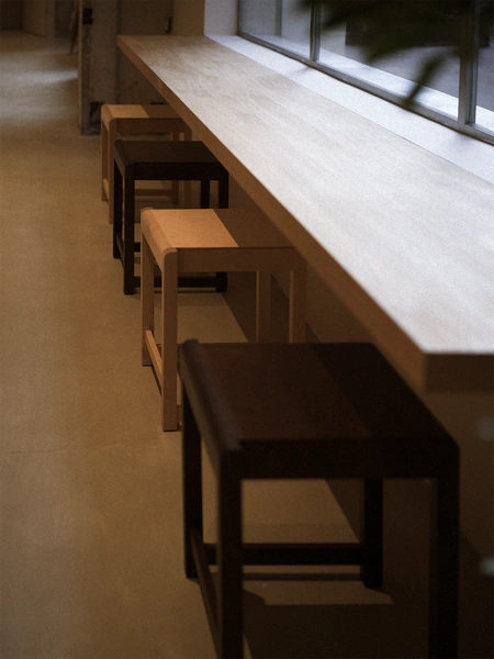 FRAMA-Low Stool 01 矮凳 06-FRAMA-Moby-Dick-Coffee-Roasters-Contract-Case.png